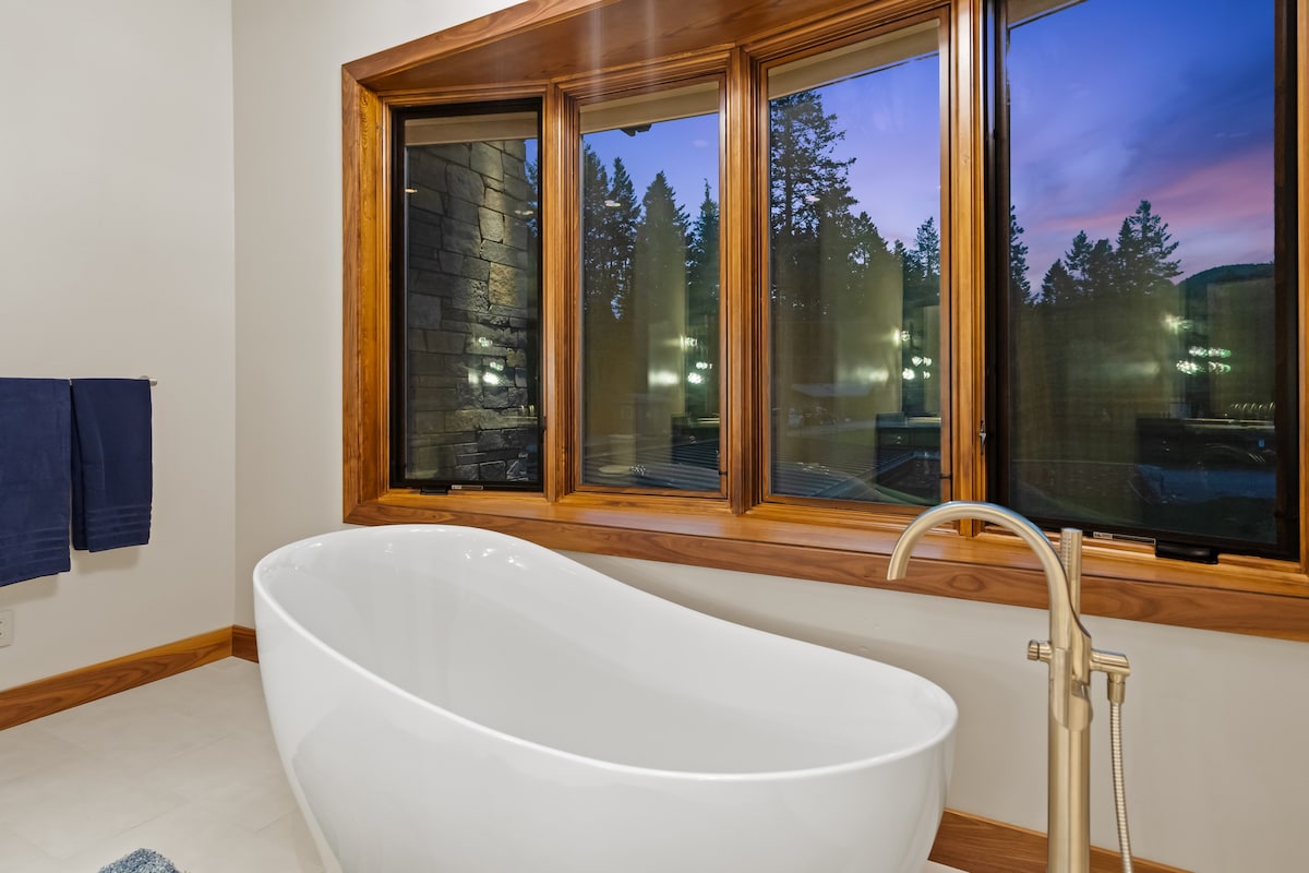 Flathead Lake Luxe Waterfront Private Cove Hottub